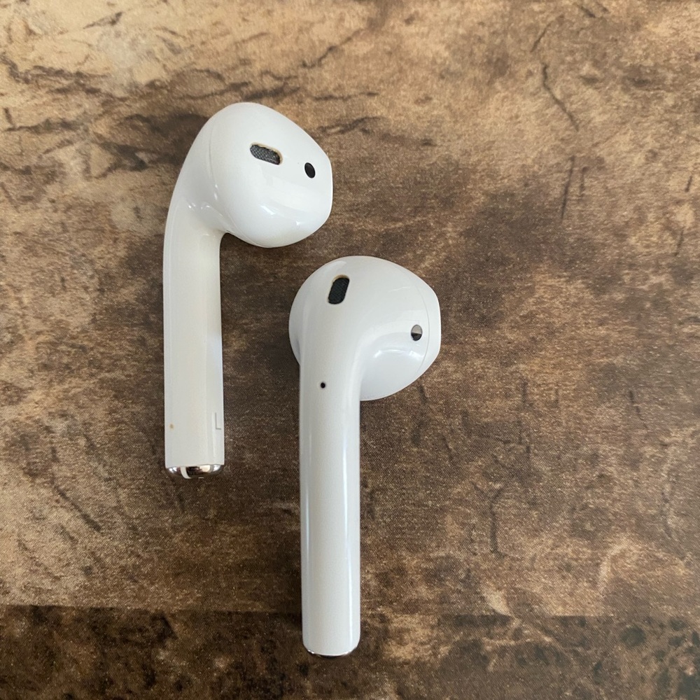 Apple AirPods 2nd Generation - Picture 2 of 5